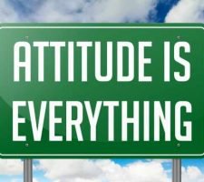 Atteggiamento positivo: come costruirlo con 2 tecniche bomba