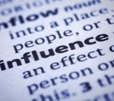 Come influenzare le persone: 9 modi efficaci per connetterti